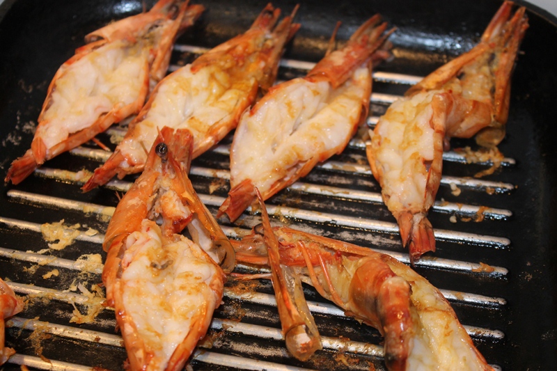 Creveti la grill