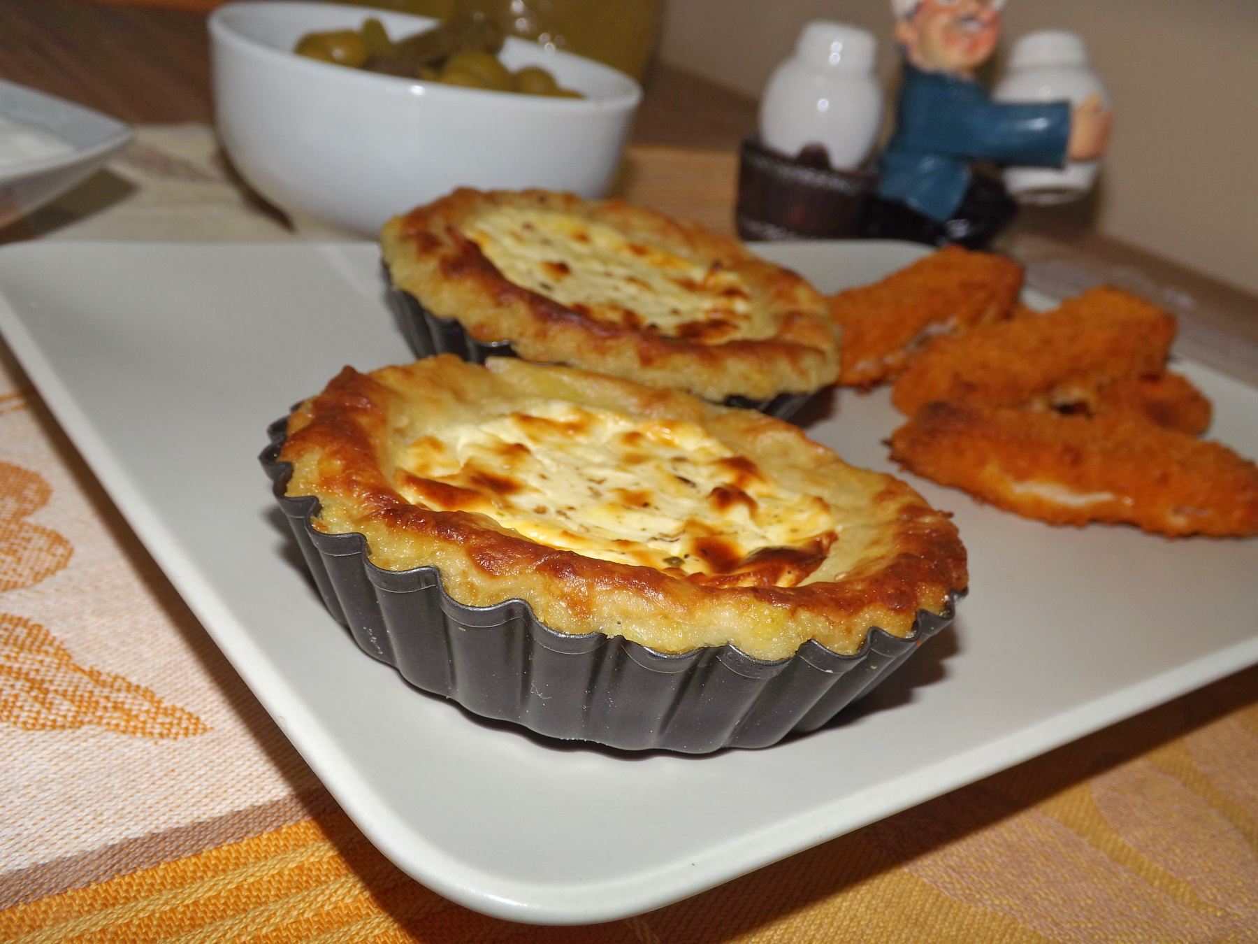 Aperitiv mini tarte din cartofi cu peste, pasta de branza si sos de iaurt