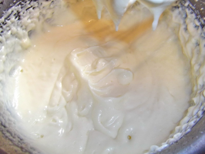 Tort cu crema de unt si jeleu de visine