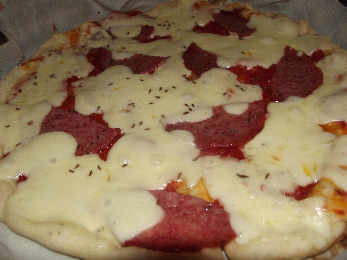 Pizza simpla cu blat aromat