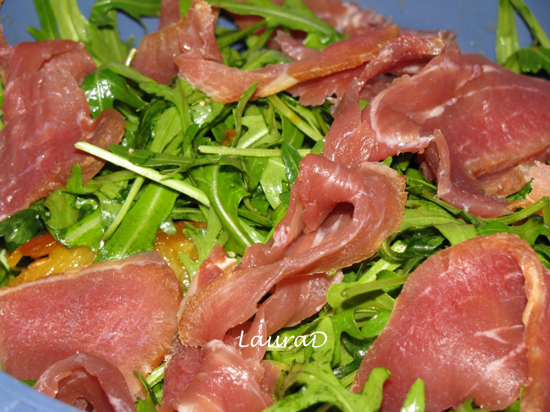 Salata de ruccola cu piersici, prosciutto si Grana Padano