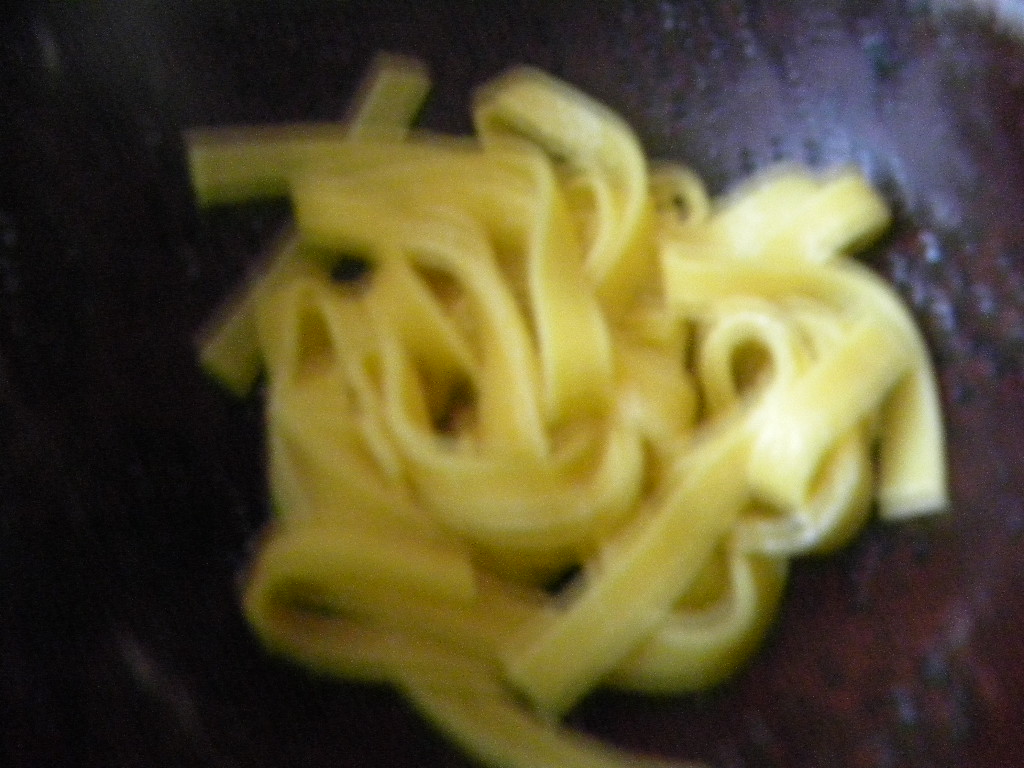 Tagliatelle cu sos pesto si pulpa de pui