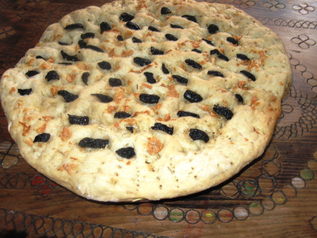 Focaccia cu masline si usturoi