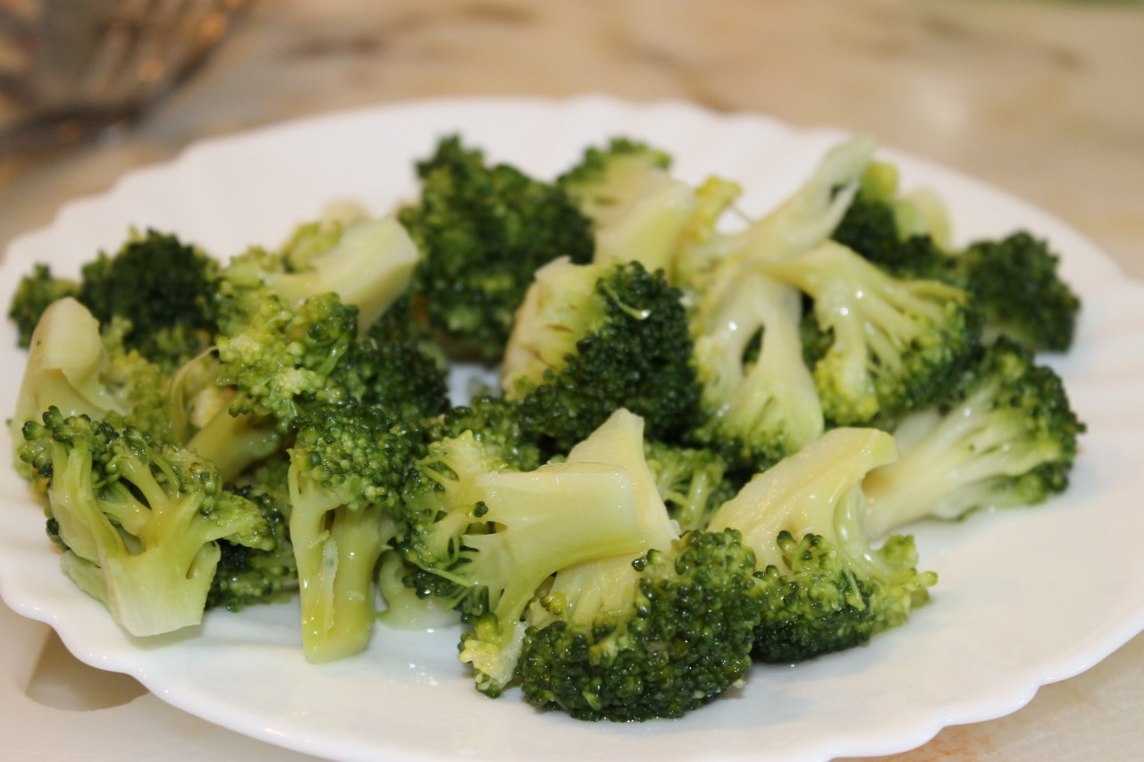 Linguini negre cu brocoli si creveti