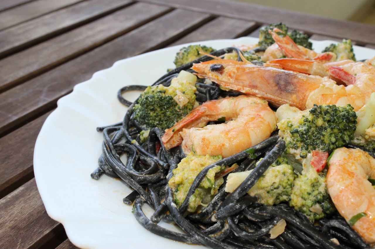 Linguini negre cu brocoli si creveti