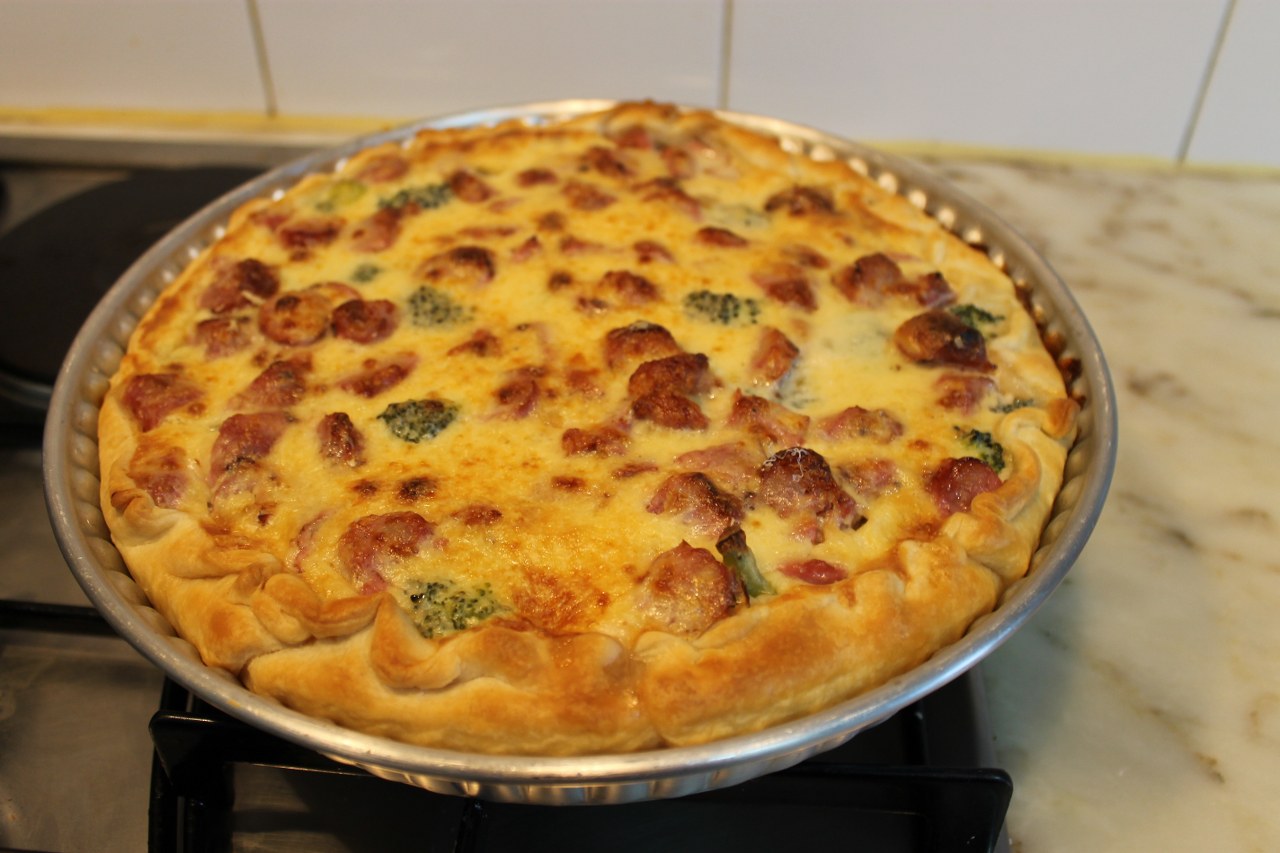 Quiche cu brocoli si carnati