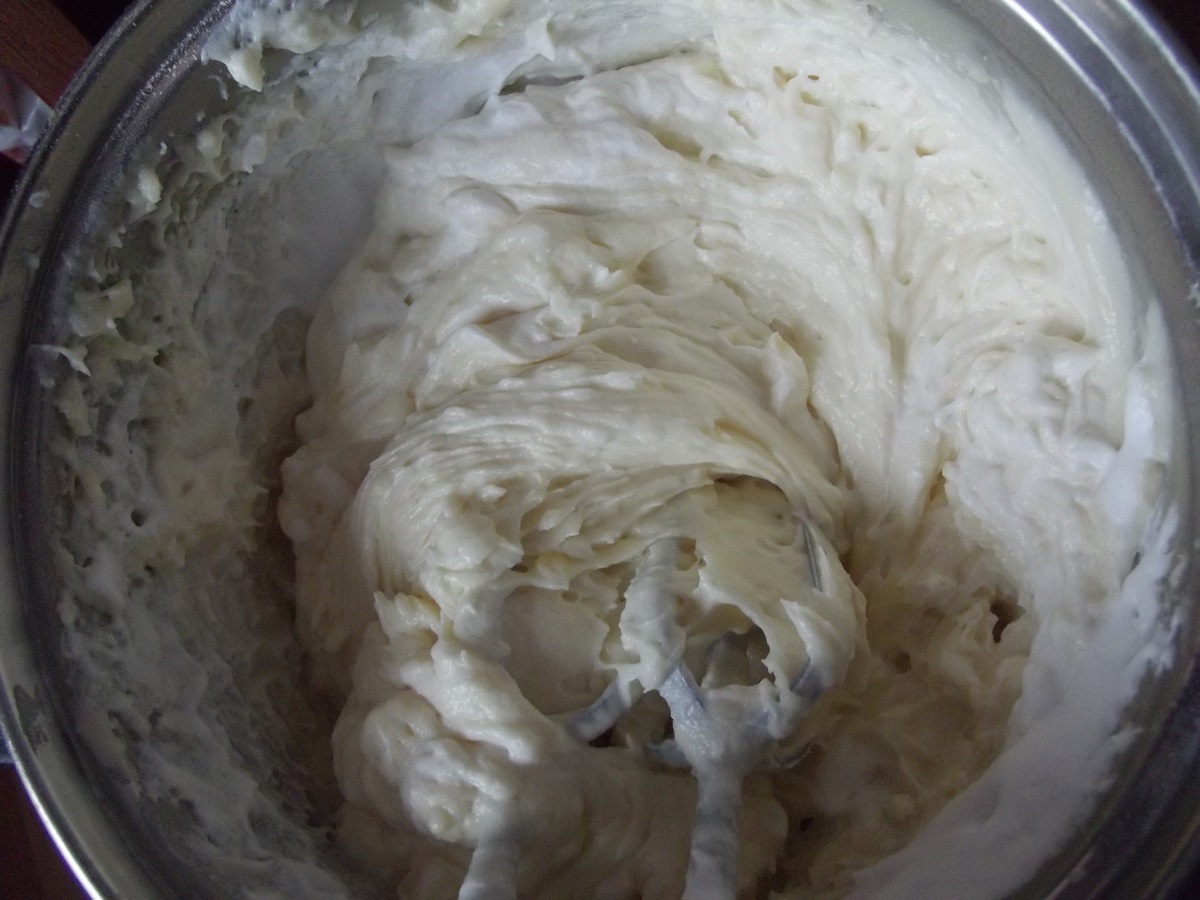Prajitura cu dulceata de trandafiri si crema de vanilie