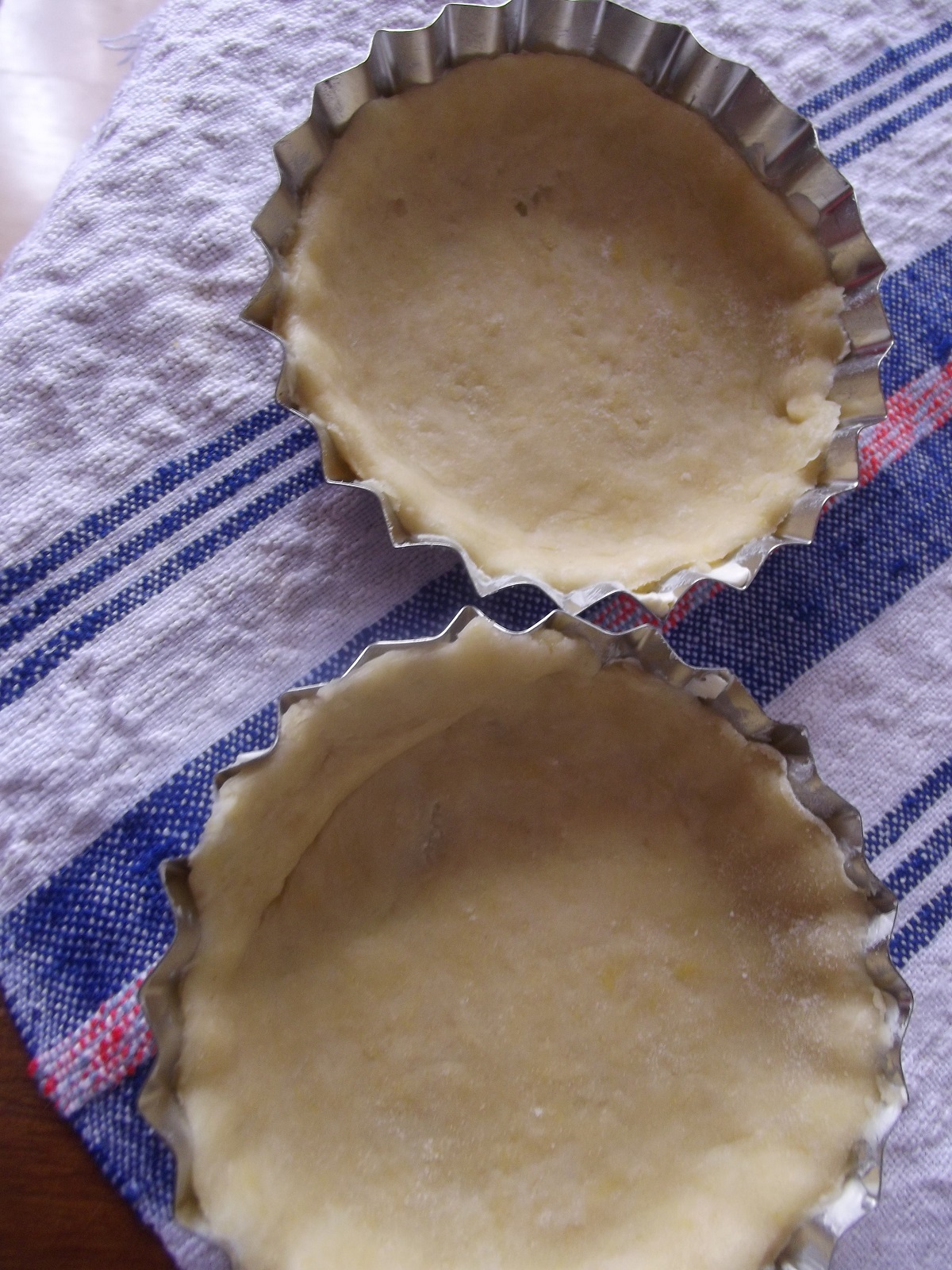 Mini tarte cu jeleu de cirese