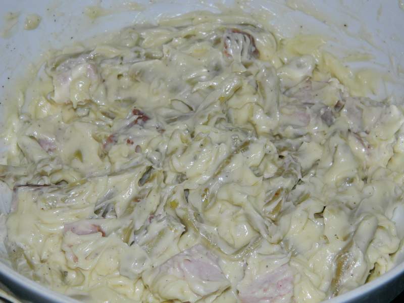 Salata de pastai cu pastrama si maioneza