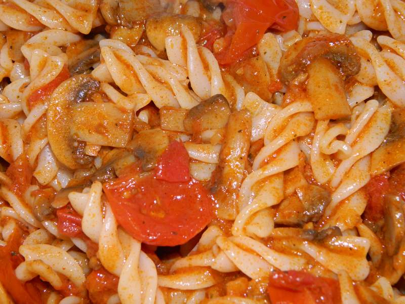 Fusilli cu ciuperci si rosii chery