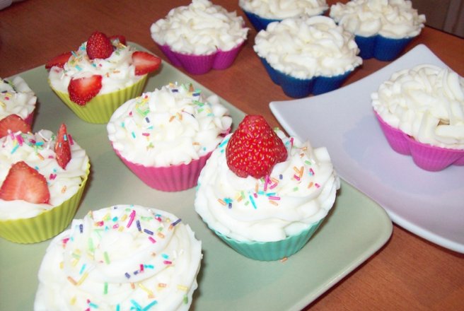 Cupcakes cu crema de vanilie si capsuni