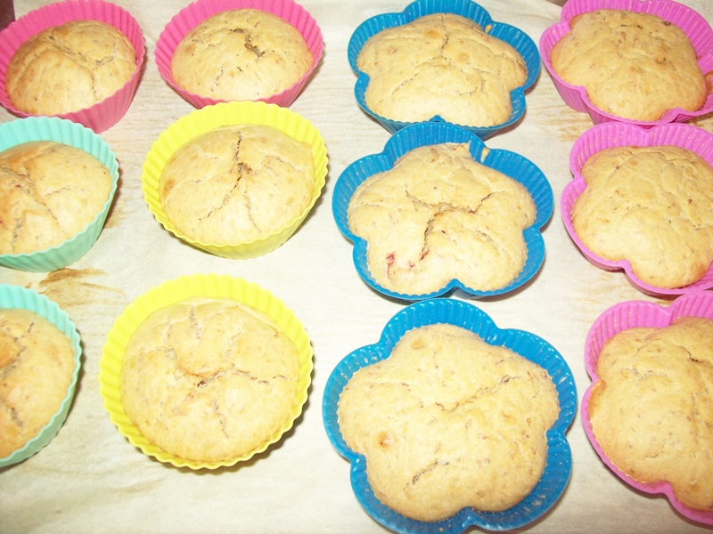 Cupcakes cu crema de vanilie si capsuni