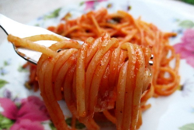 Spaghete cu sos de rosii si ardei copt