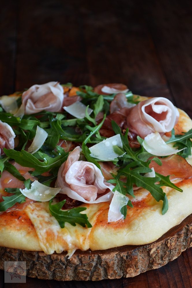 Pizza cu prosciutto crudo, rucola si parmezan