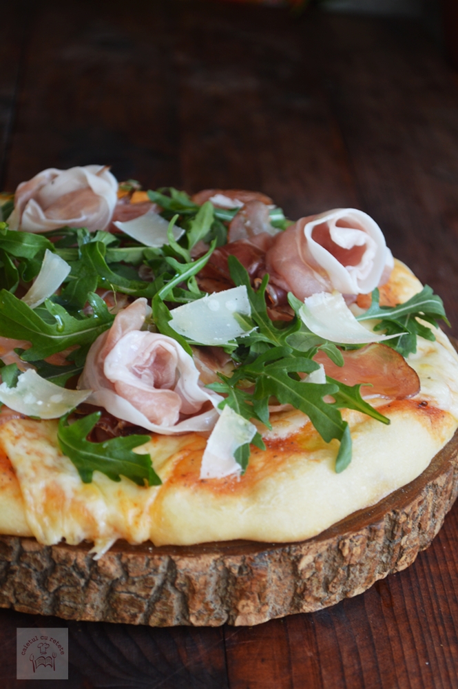 Pizza cu prosciutto crudo, rucola si parmezan