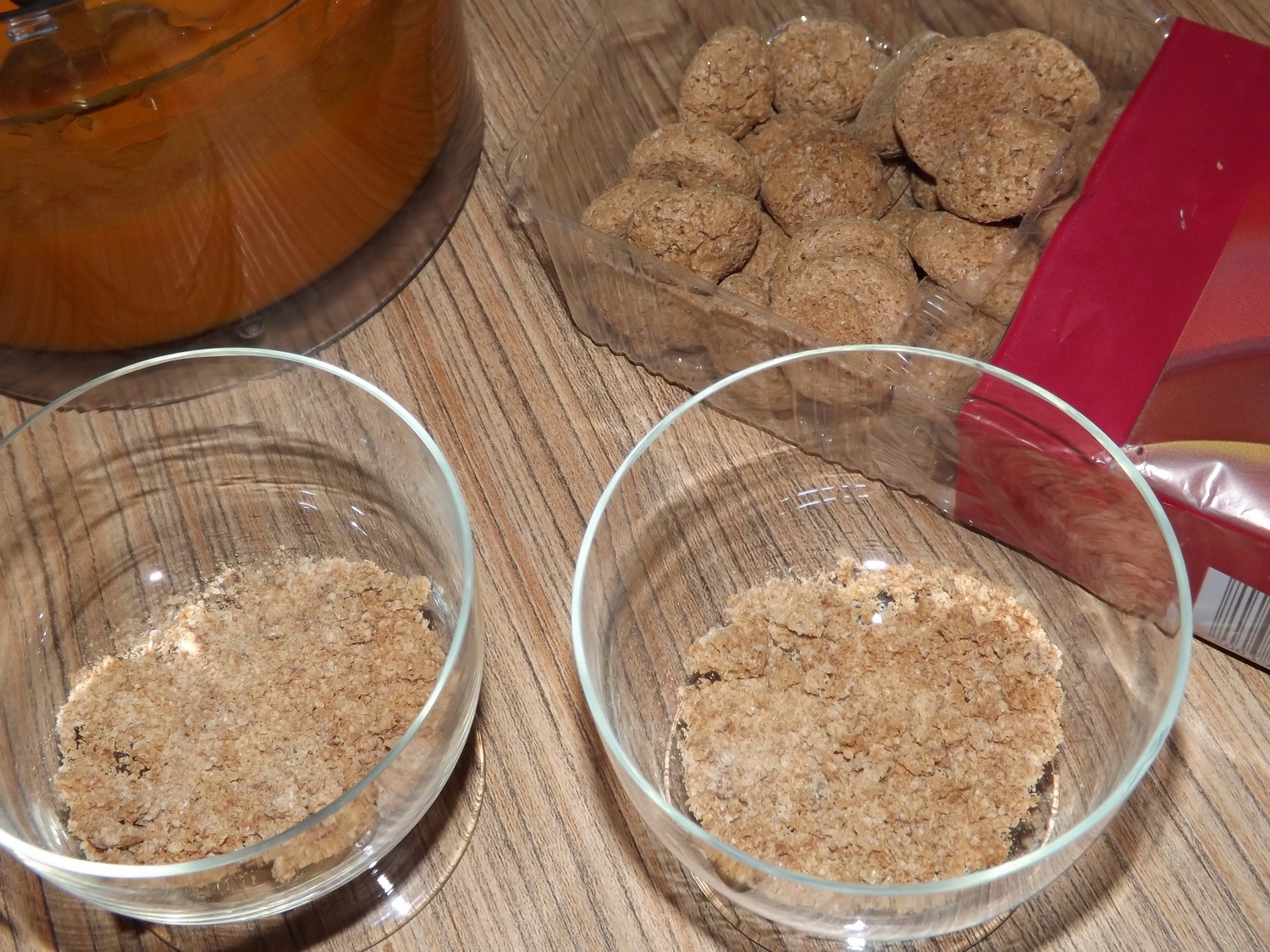 Panna cotta cu jeleu de caise si biscuiti Amaretti