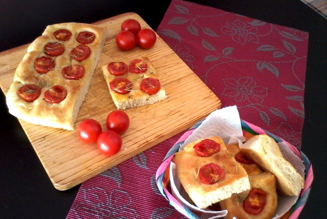 Focaccia cu rosii cherry.