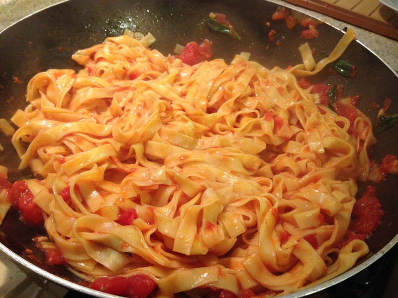 Tagliatelle con sugo fresco di pomodoro