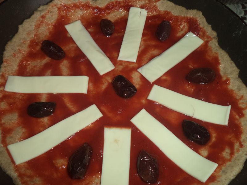 Pizza din aluat negru cu branzeturi si masline