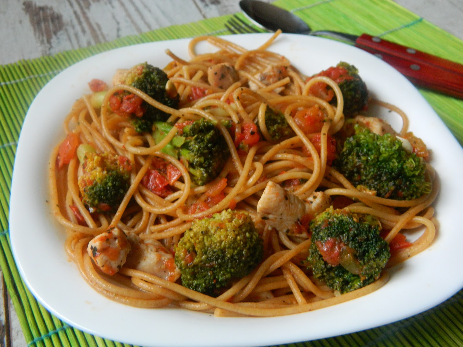 Spaghetti integrale cu broccoli si piept de pui