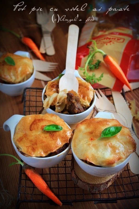 Pasta Pot Pie~sau~Tocanita de vitel cu paste sub capac de foietaj