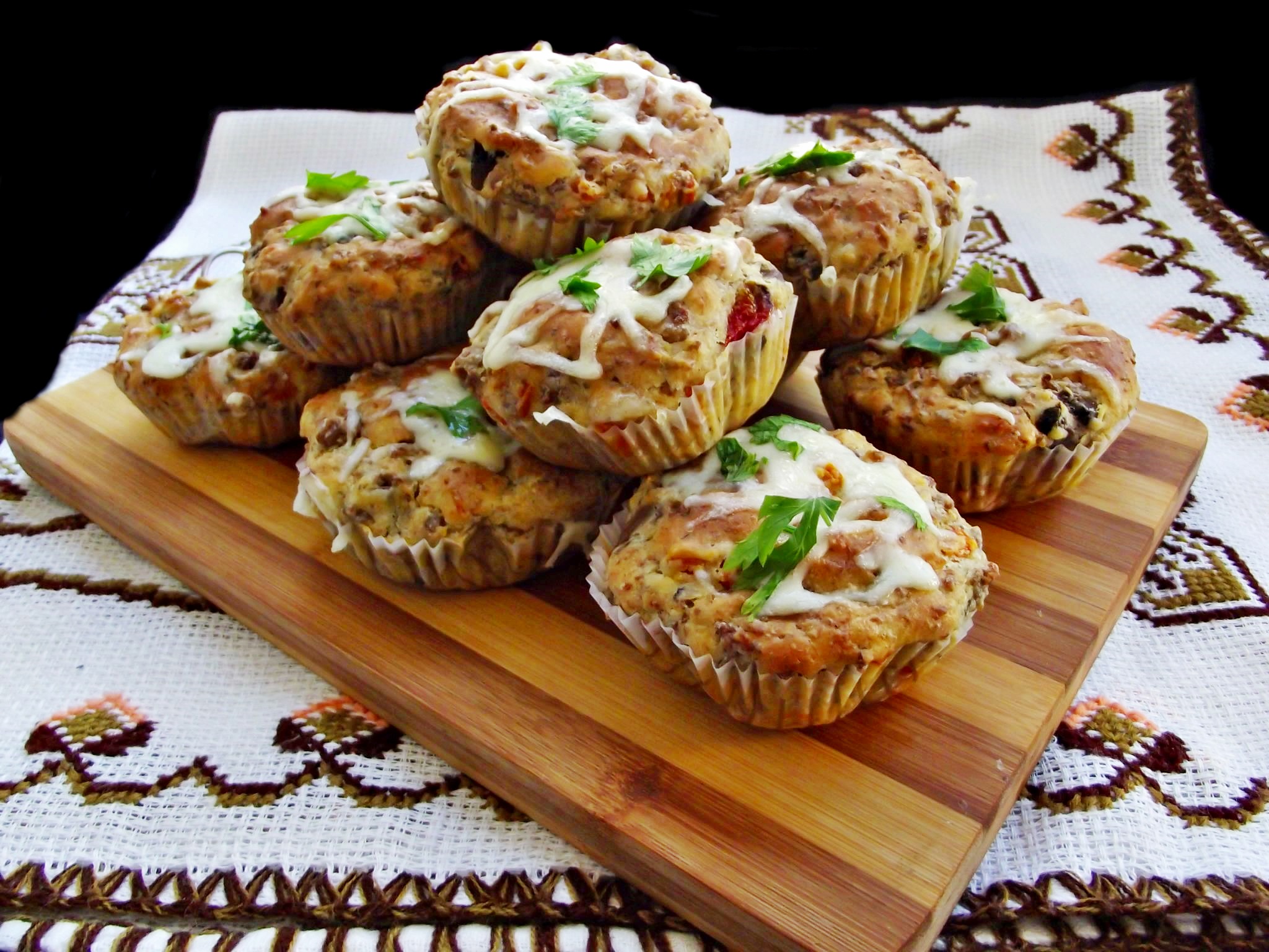 Briose aperitiv, cu carne tocata si legume