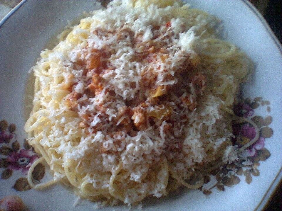 Spaghete cu sos Ragu si parmezan ras