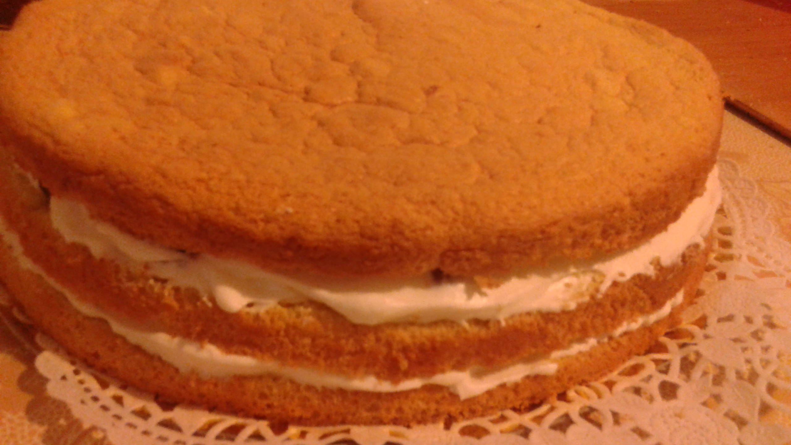 Tort cu crema de mascarpone si gem de piersici