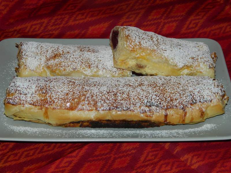 Strudel cu branza si visine