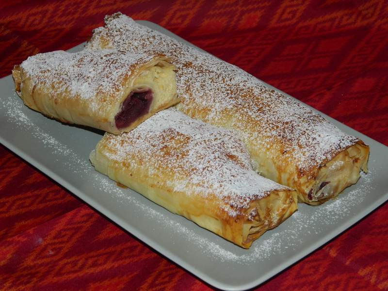 Strudel cu branza si visine