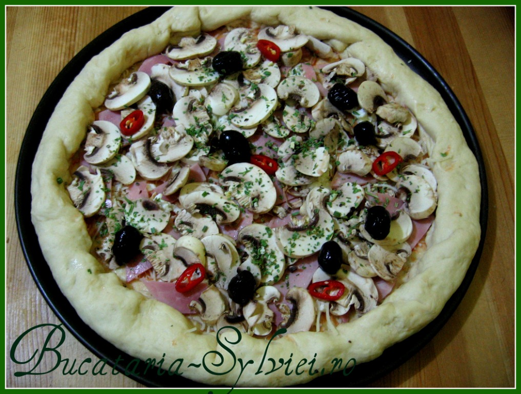 Pizza prosciutto e funghi cu bordura de branza