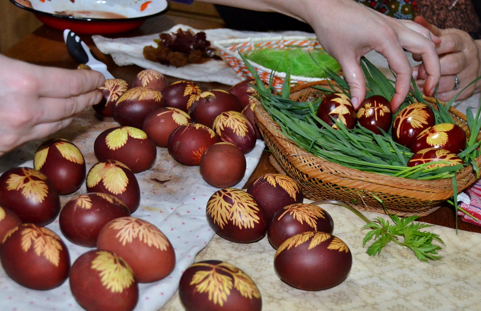 Aperitiv oua vopsite cu coji de ceapa