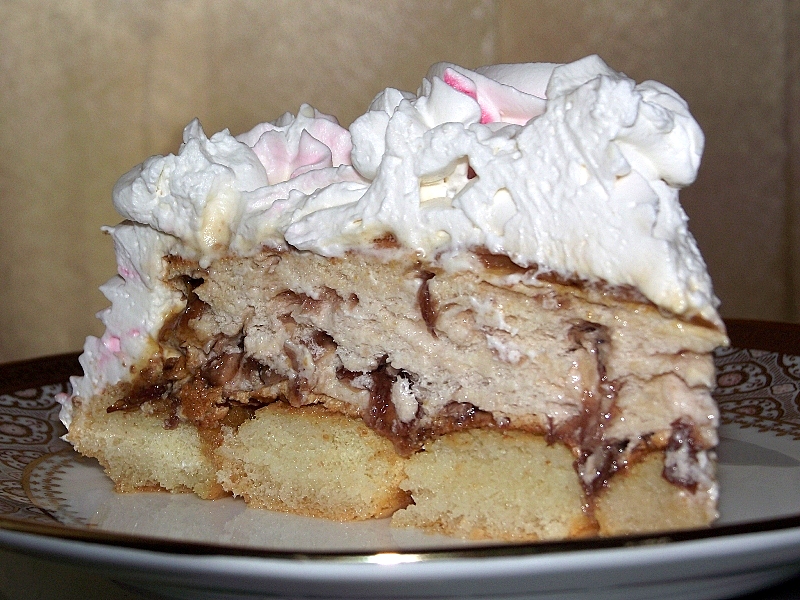 Tort cu dulceata de trandafiri