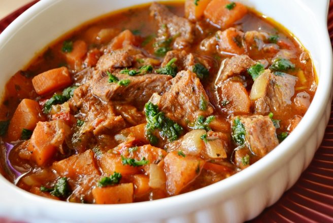 Carne de vitel in sos de legume cu vin la slow cooker Crock-Pot