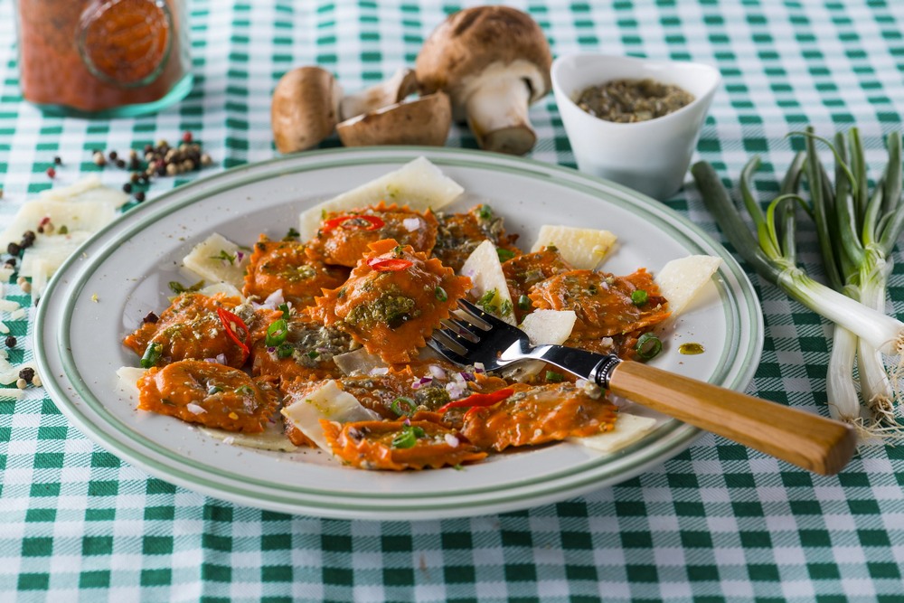 Ravioli cu boia, umpluti cu branza de capra, ricotta si spanac, cu sos de quattro funghi