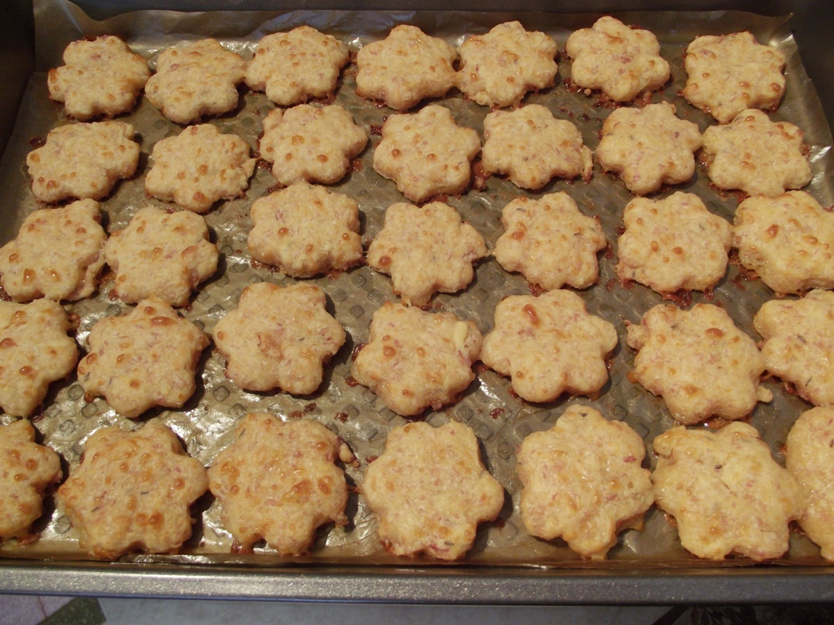 Biscuiti aperitiv, cu sunca presata si cascaval