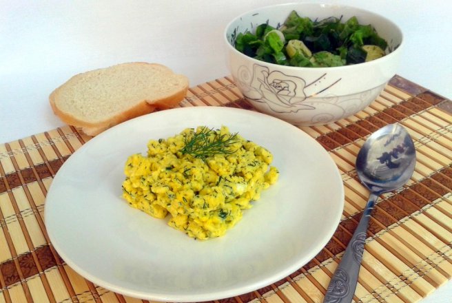 Omleta cu branza si marar servita cu salata verde