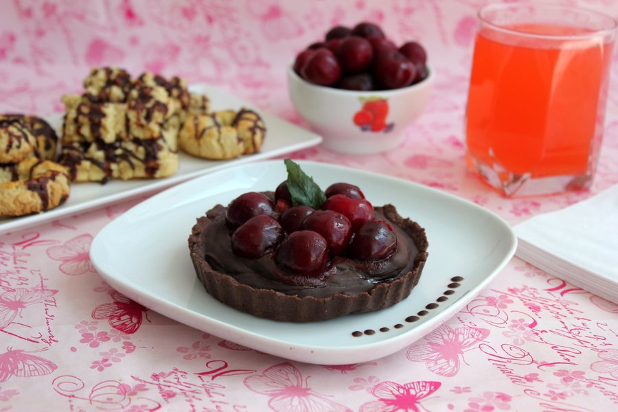 Tarta cu ciocolata, cirese si menta