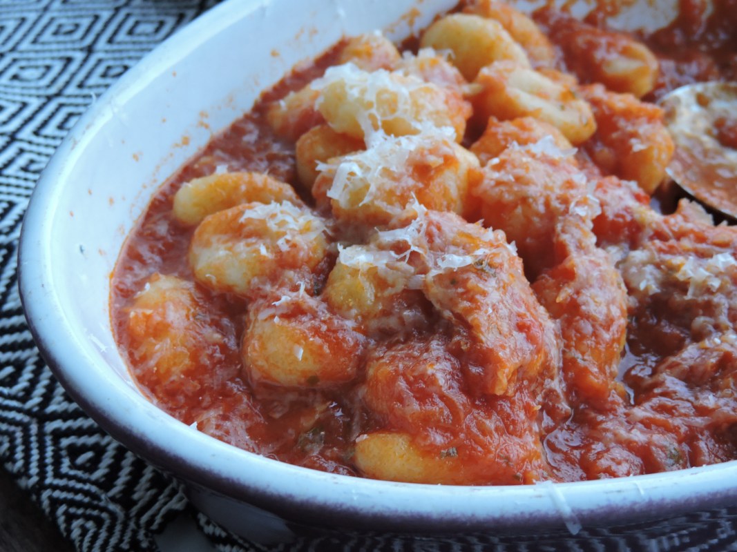 Gnocchi cu sos tomat si cod bacalhau