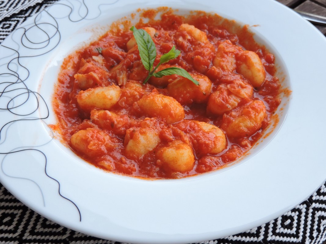 Gnocchi cu sos tomat si cod bacalhau