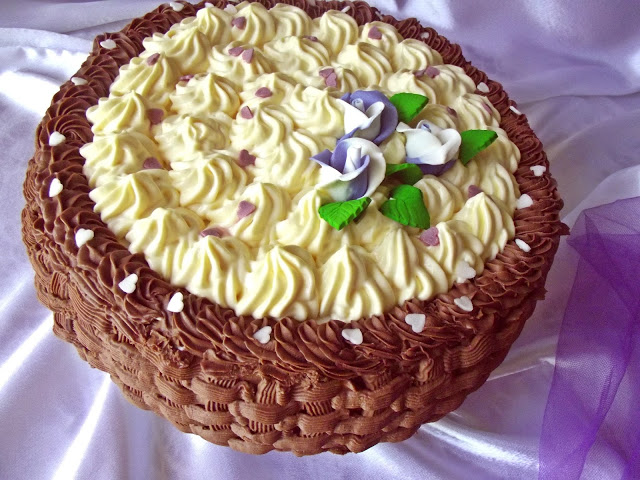 Tort cu crema de caise, fructe de padure si lamaie