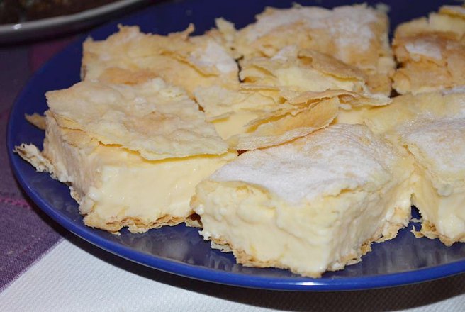 Desert cremsnit cu aluat foietaj rapid delicios