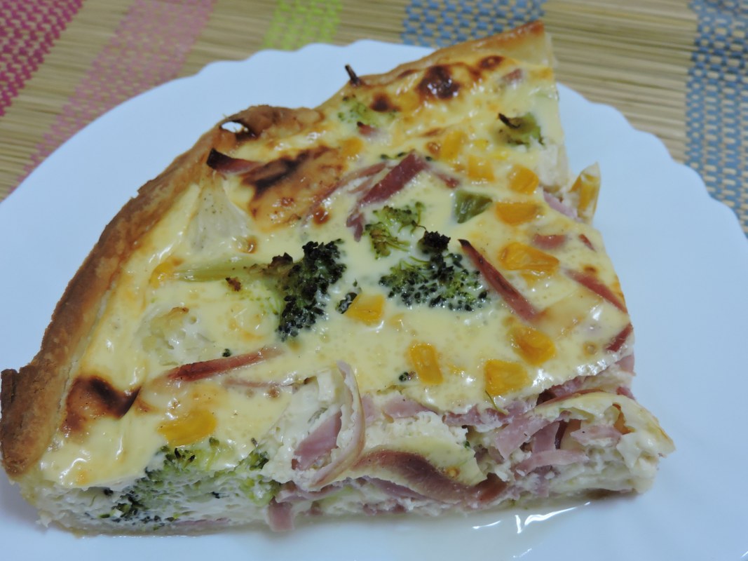 Quiche de broccoli cu sunca si branza