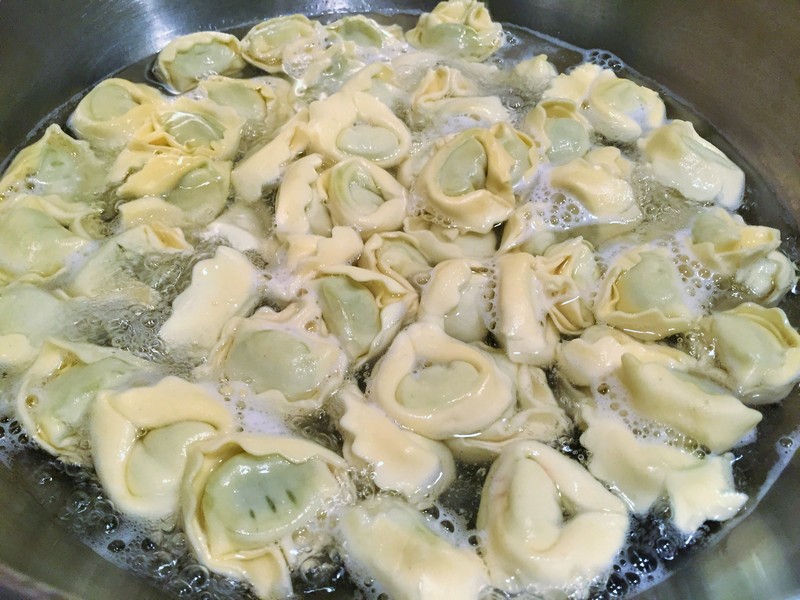 Tortellini cu ricotta si spanac