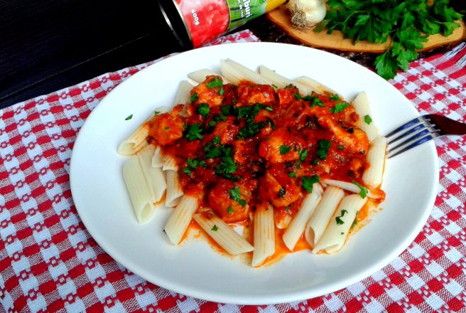 Penne cu piept de pui in sos de rosii cu usturoi