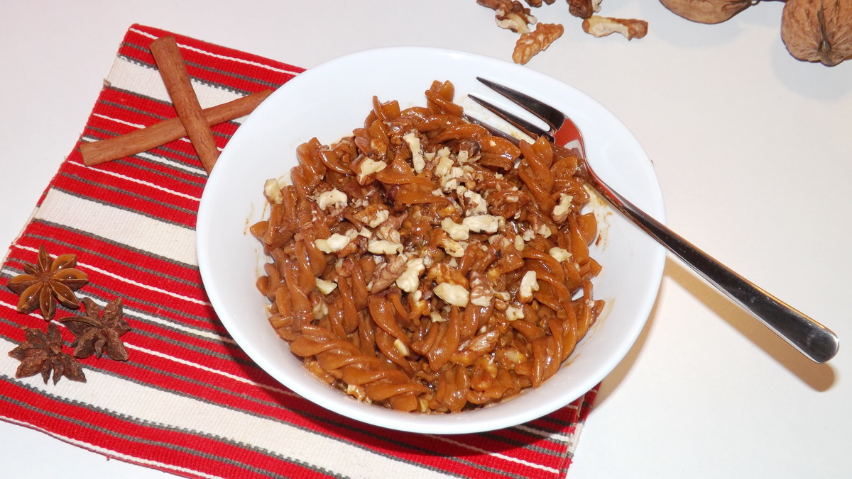 Fusilli cu caramel si nuca prajita