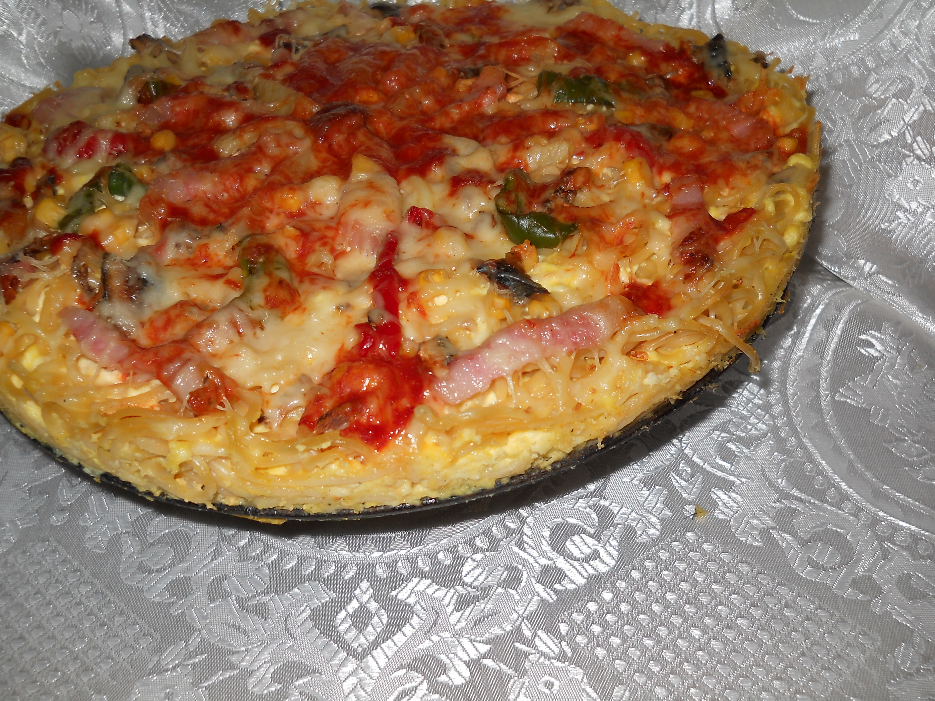 Pizza cu blat de spaghete