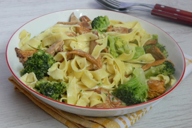 Tagliatelle cu broccoli si galbiori