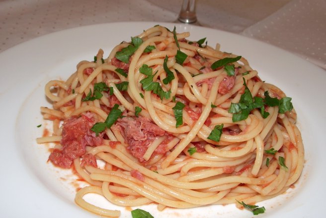 Spaghetti cu conserva din carne si sos de rosii cu usturoi