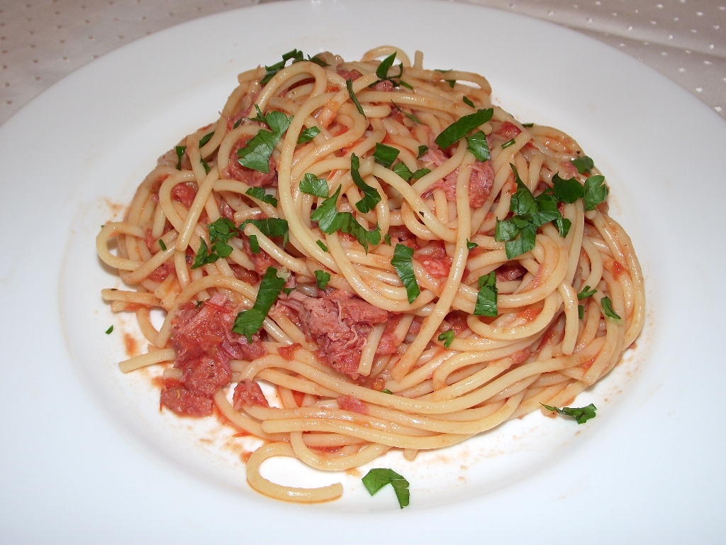 Spaghetti cu conserva din carne si sos de rosii cu usturoi